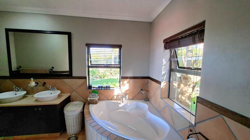 4 Bedroom Property for Sale in Avonddans Western Cape